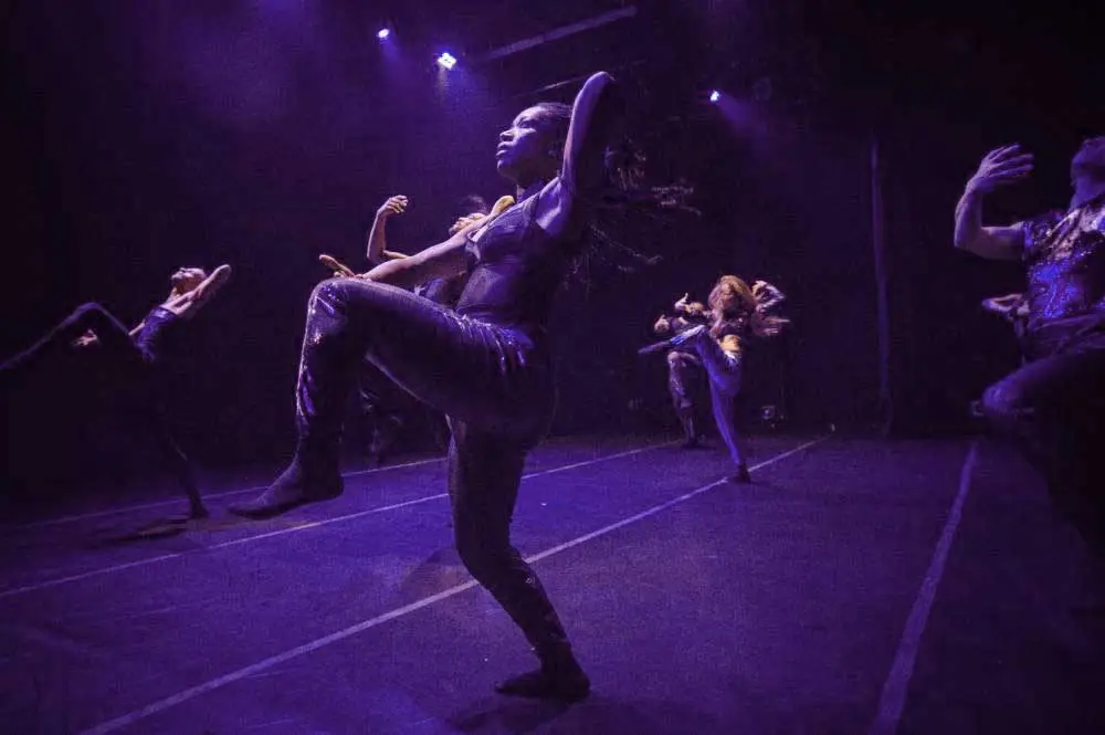 Photo spectacle "Entachés" avec une lumière violette